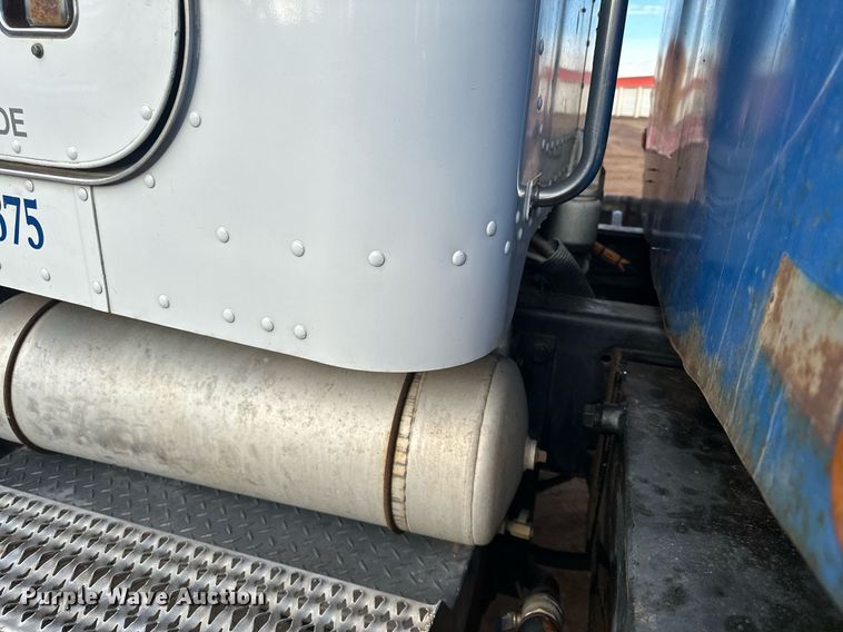 image for item LO9366 2000 Peterbilt 385  dump truck