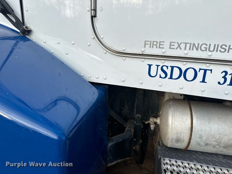 image for item LO9366 2000 Peterbilt 385  dump truck