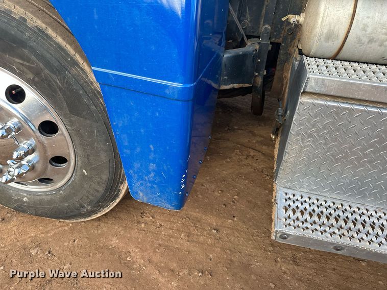 image for item LO9366 2000 Peterbilt 385  dump truck