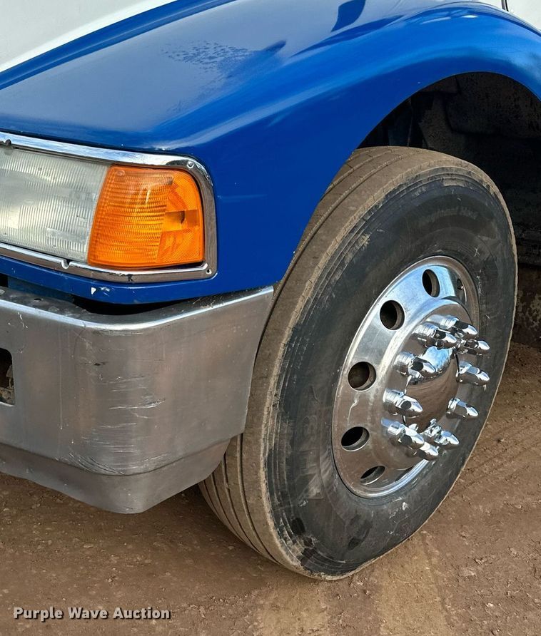 image for item LO9366 2000 Peterbilt 385  dump truck