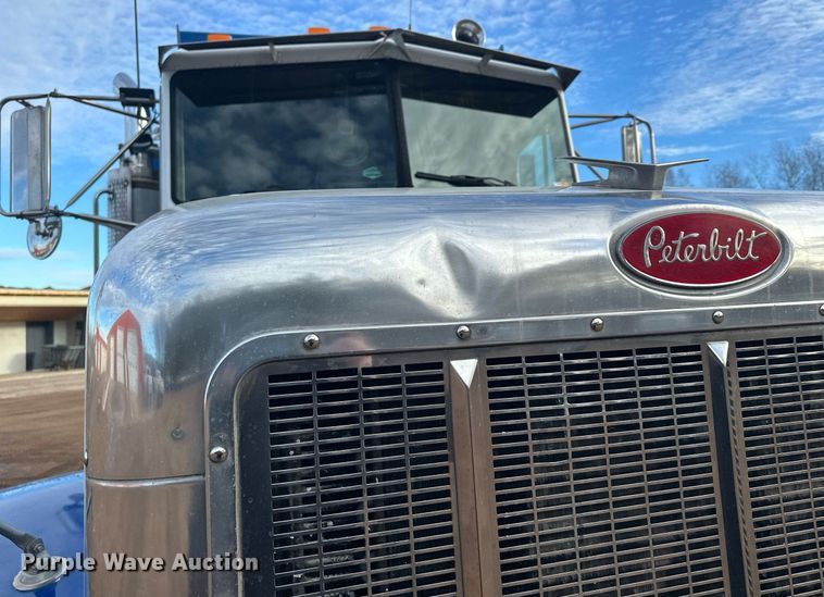 image for item LO9366 2000 Peterbilt 385  dump truck