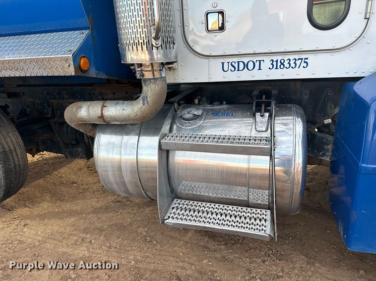 image for item LO9366 2000 Peterbilt 385  dump truck