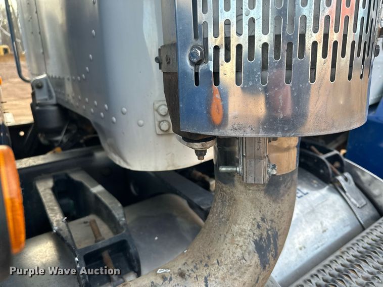 image for item LO9366 2000 Peterbilt 385  dump truck