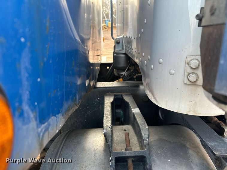 image for item LO9366 2000 Peterbilt 385  dump truck