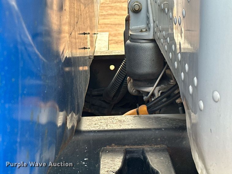 image for item LO9366 2000 Peterbilt 385  dump truck