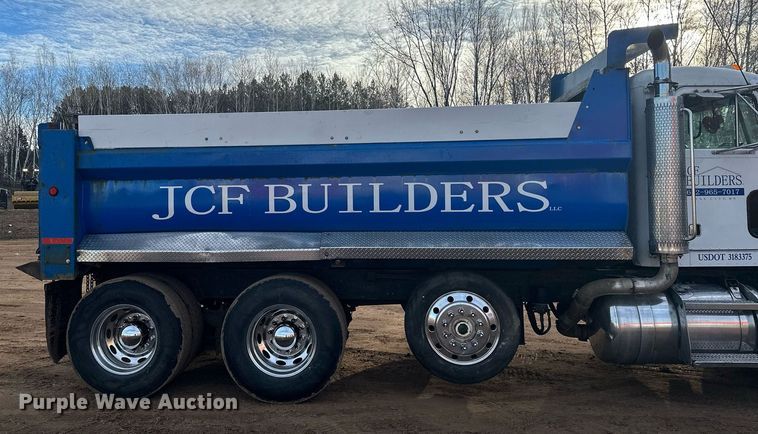 image for item LO9366 2000 Peterbilt 385  dump truck