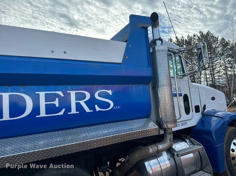 image for item LO9366 2000 Peterbilt 385  dump truck