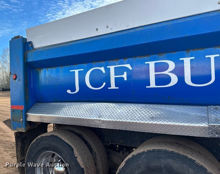 image for item LO9366 2000 Peterbilt 385  dump truck