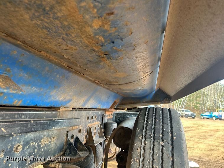 image for item LO9366 2000 Peterbilt 385  dump truck