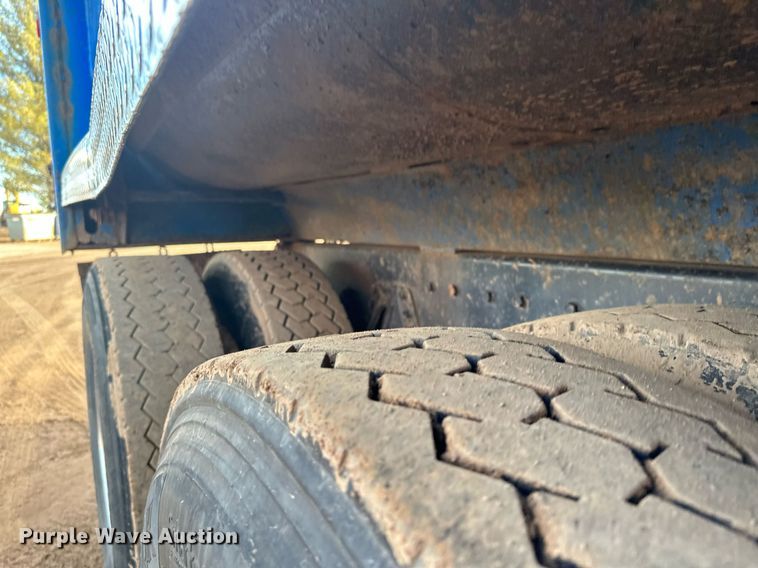 image for item LO9366 2000 Peterbilt 385  dump truck