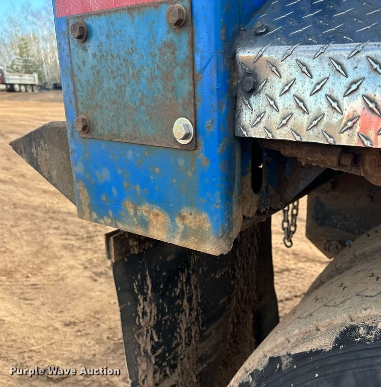 image for item LO9366 2000 Peterbilt 385  dump truck