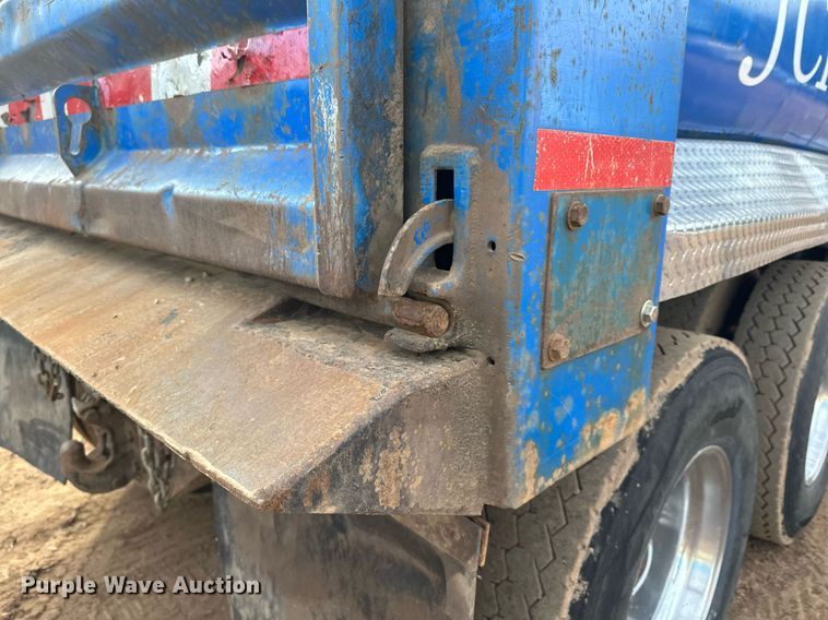 image for item LO9366 2000 Peterbilt 385  dump truck