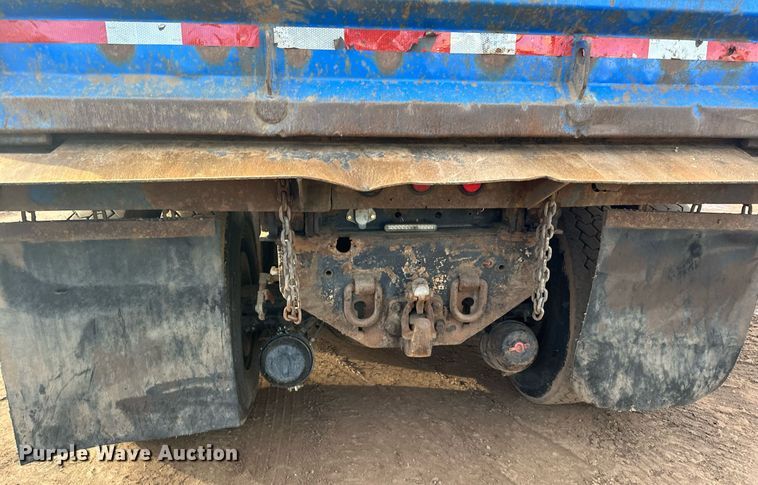 image for item LO9366 2000 Peterbilt 385  dump truck