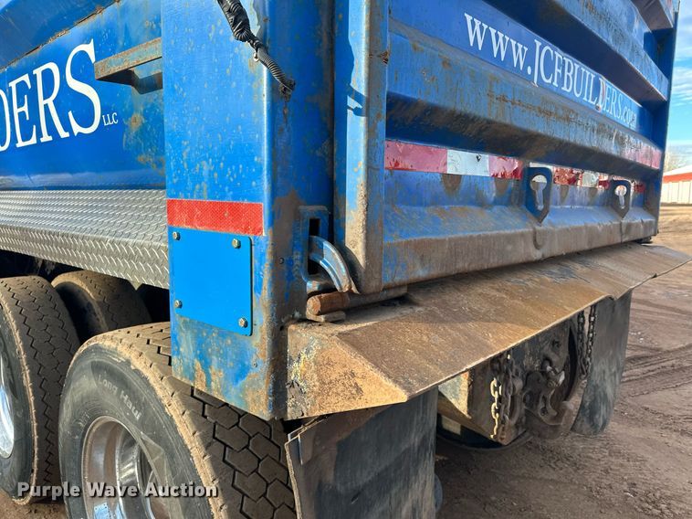 image for item LO9366 2000 Peterbilt 385  dump truck