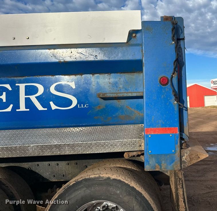 image for item LO9366 2000 Peterbilt 385  dump truck