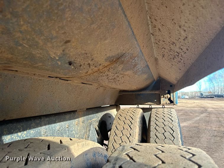 image for item LO9366 2000 Peterbilt 385  dump truck