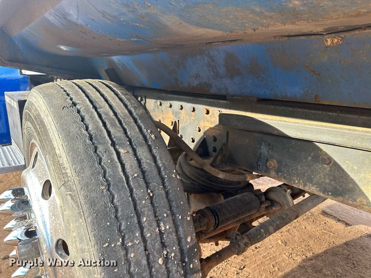 image for item LO9366 2000 Peterbilt 385  dump truck