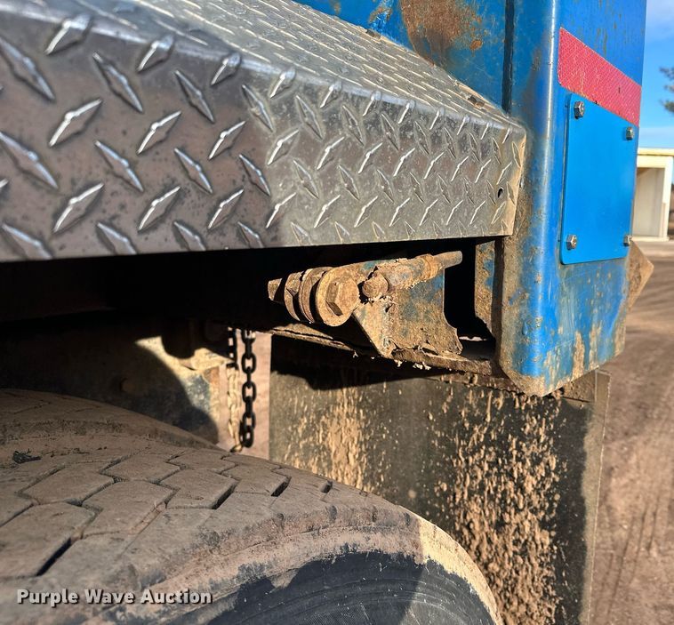 image for item LO9366 2000 Peterbilt 385  dump truck