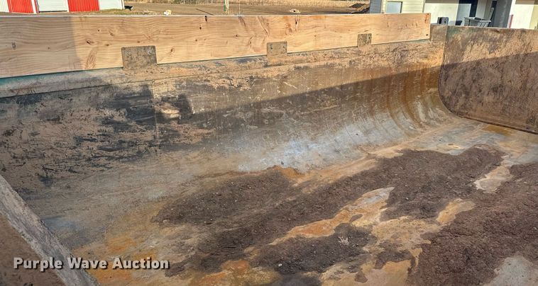 image for item LO9366 2000 Peterbilt 385  dump truck