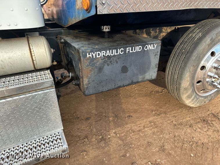 image for item LO9366 2000 Peterbilt 385  dump truck