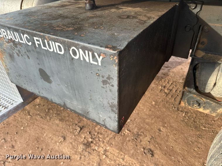 image for item LO9366 2000 Peterbilt 385  dump truck