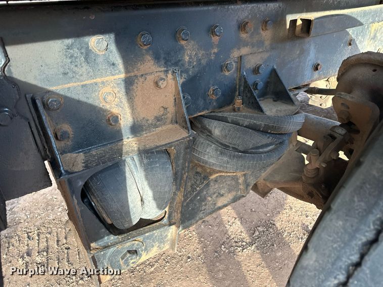 image for item LO9366 2000 Peterbilt 385  dump truck