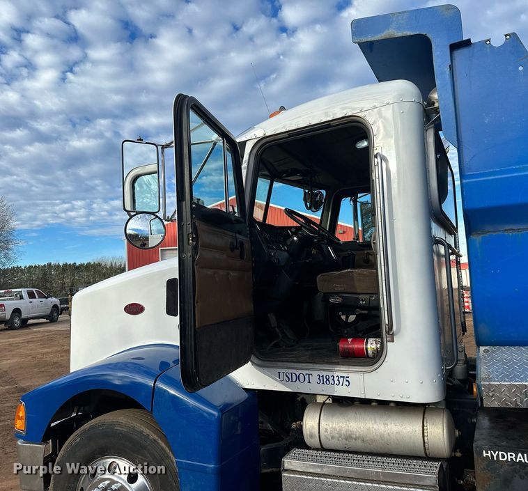 image for item LO9366 2000 Peterbilt 385  dump truck