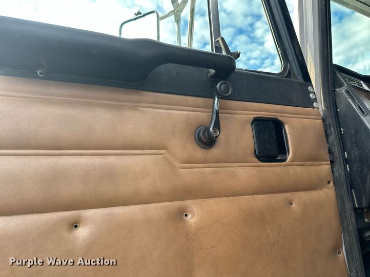 image for item LO9366 2000 Peterbilt 385  dump truck