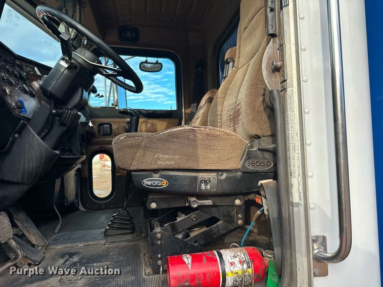 image for item LO9366 2000 Peterbilt 385  dump truck