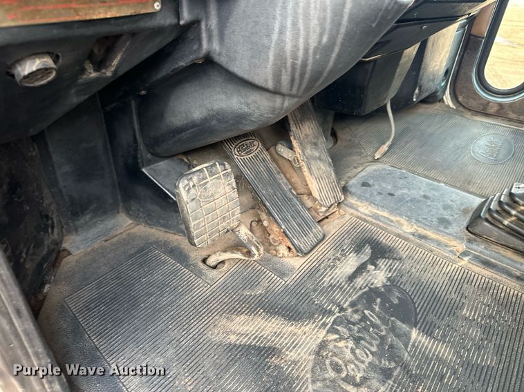 image for item LO9366 2000 Peterbilt 385  dump truck