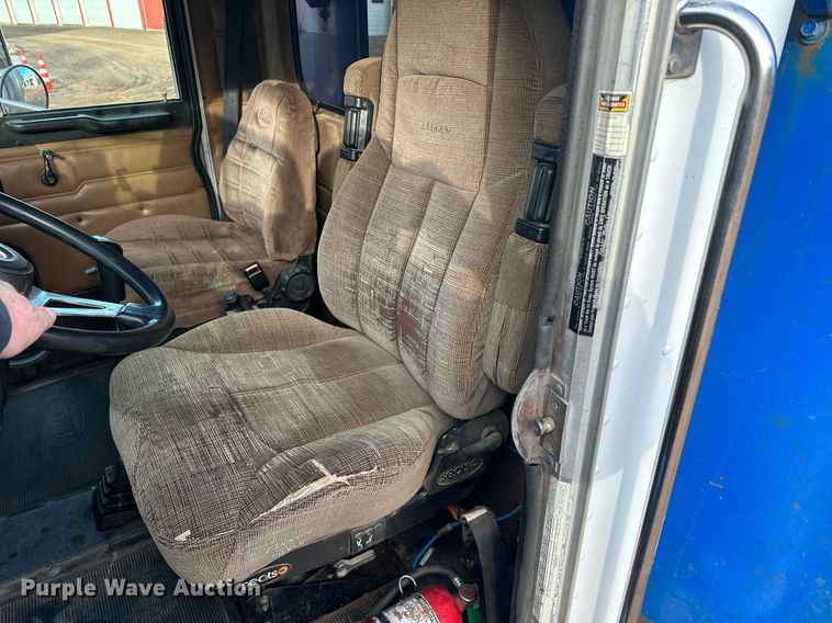 image for item LO9366 2000 Peterbilt 385  dump truck