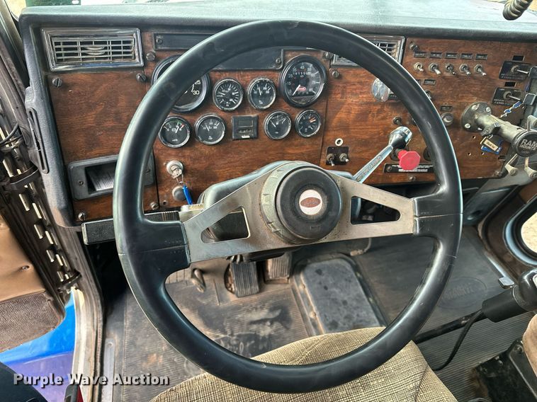 image for item LO9366 2000 Peterbilt 385  dump truck