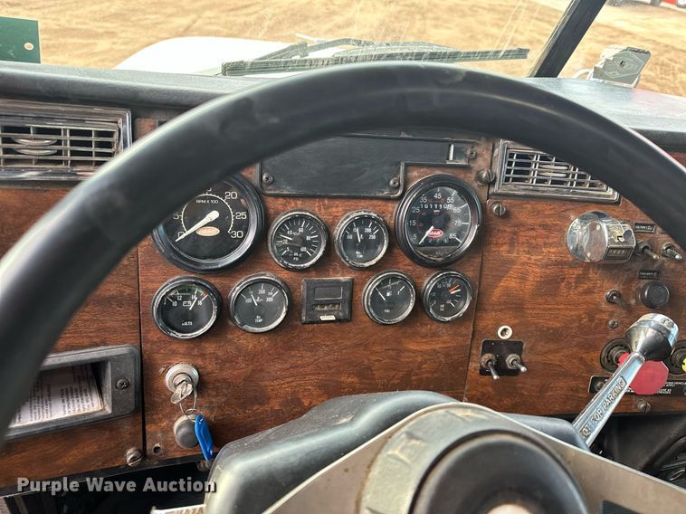 image for item LO9366 2000 Peterbilt 385  dump truck