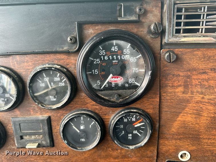 image for item LO9366 2000 Peterbilt 385  dump truck