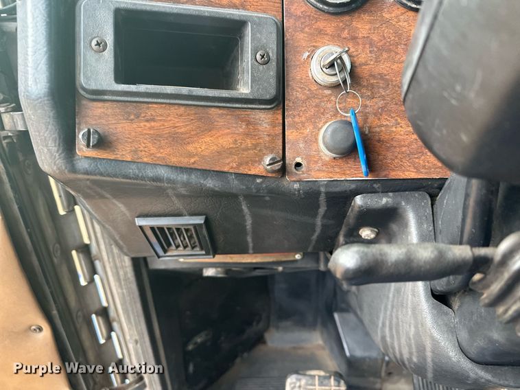 image for item LO9366 2000 Peterbilt 385  dump truck