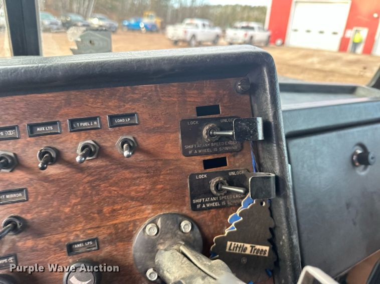 image for item LO9366 2000 Peterbilt 385  dump truck