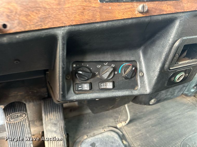 image for item LO9366 2000 Peterbilt 385  dump truck