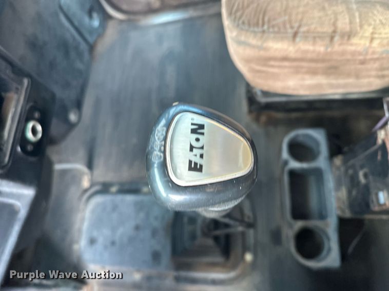 image for item LO9366 2000 Peterbilt 385  dump truck