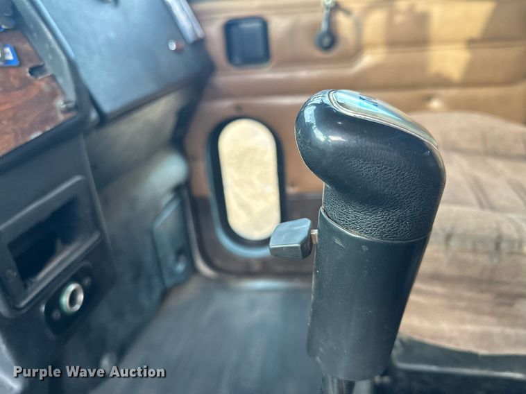 image for item LO9366 2000 Peterbilt 385  dump truck