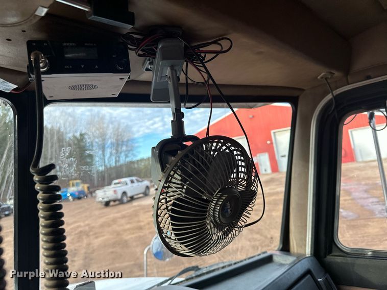 image for item LO9366 2000 Peterbilt 385  dump truck