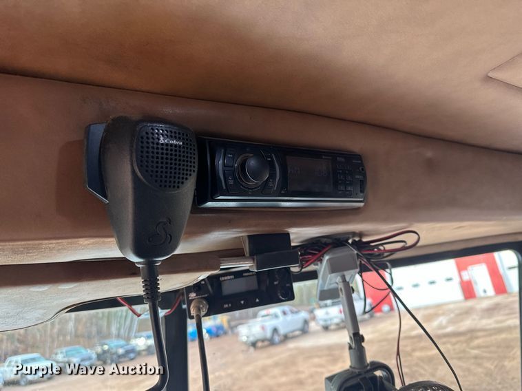 image for item LO9366 2000 Peterbilt 385  dump truck