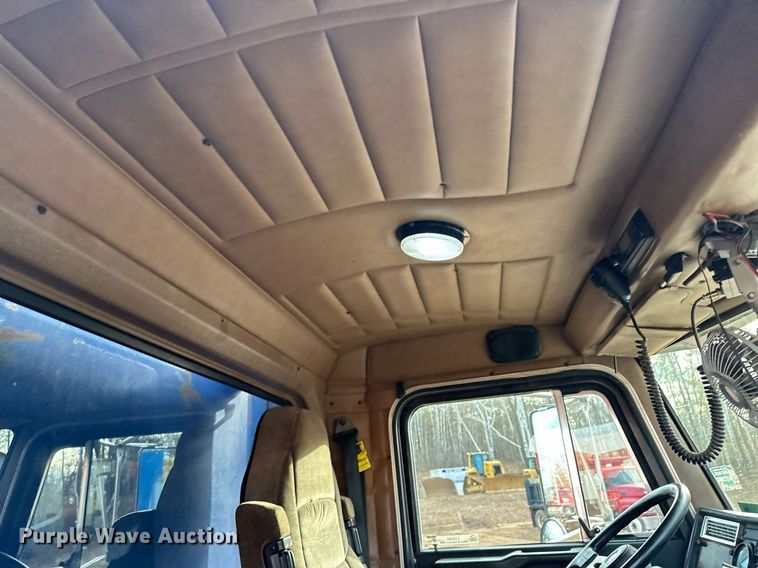 image for item LO9366 2000 Peterbilt 385  dump truck