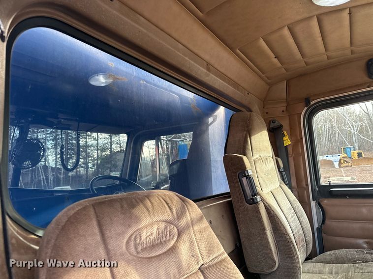 image for item LO9366 2000 Peterbilt 385  dump truck