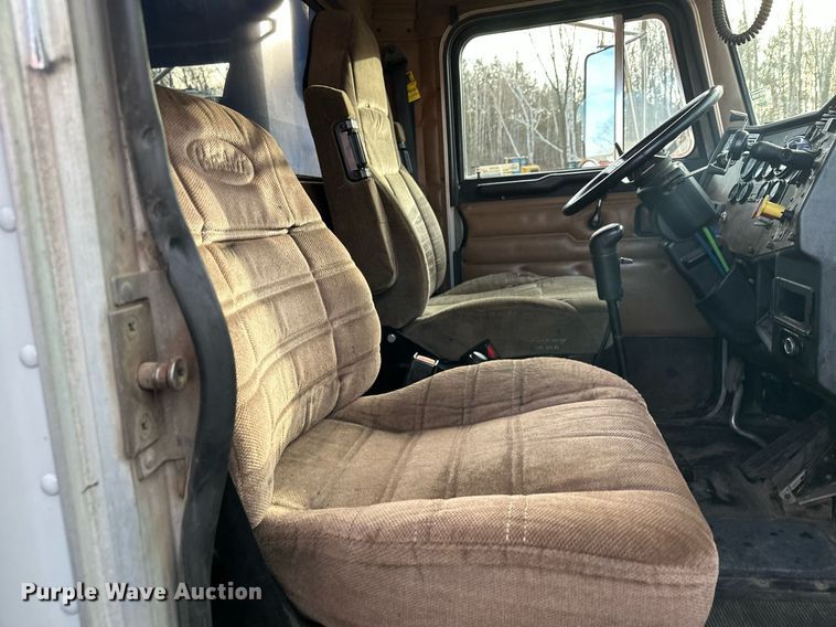 image for item LO9366 2000 Peterbilt 385  dump truck