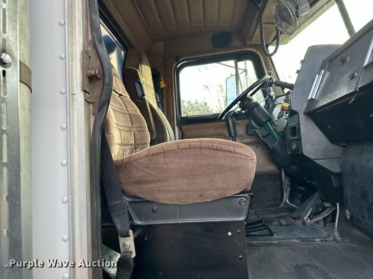 image for item LO9366 2000 Peterbilt 385  dump truck