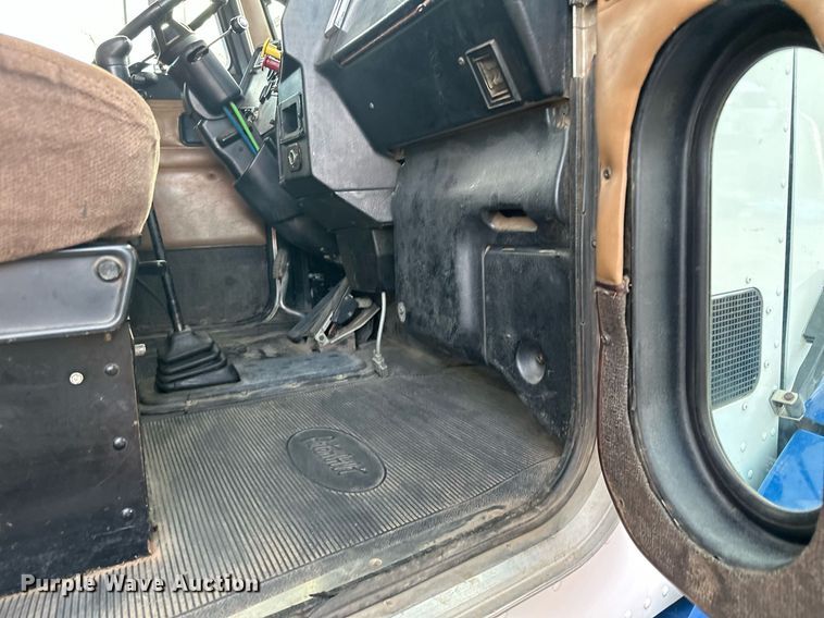 image for item LO9366 2000 Peterbilt 385  dump truck