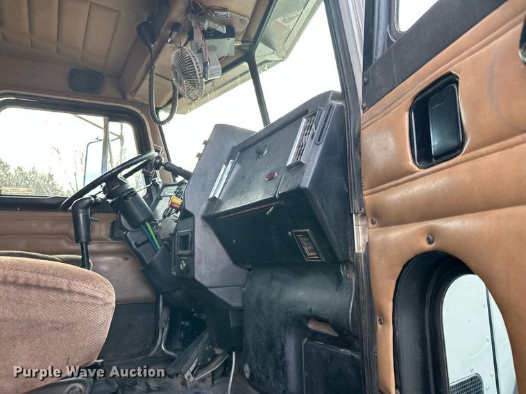 image for item LO9366 2000 Peterbilt 385  dump truck