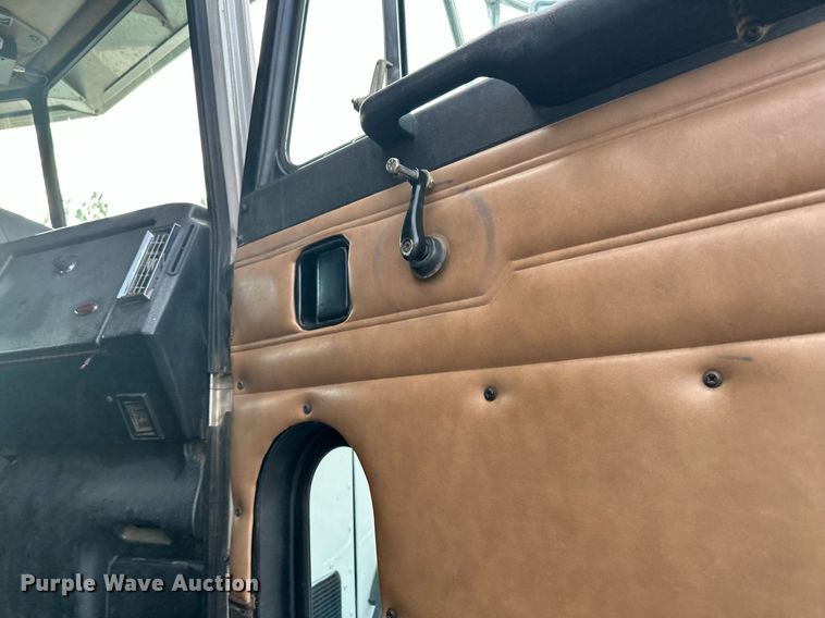 image for item LO9366 2000 Peterbilt 385  dump truck