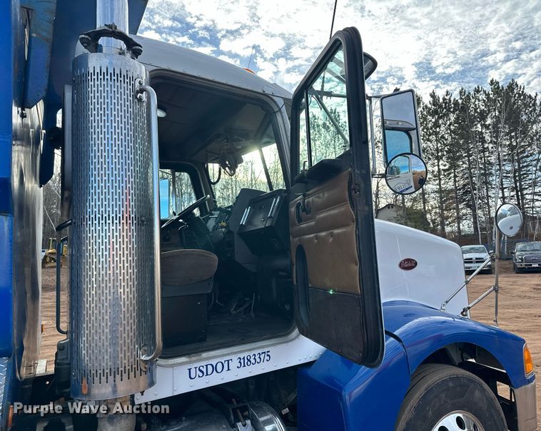 image for item LO9366 2000 Peterbilt 385  dump truck