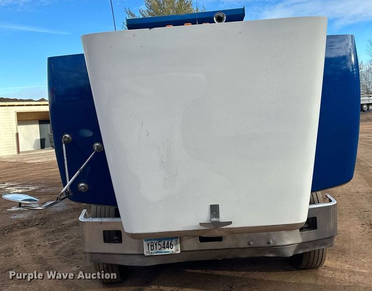 image for item LO9366 2000 Peterbilt 385  dump truck